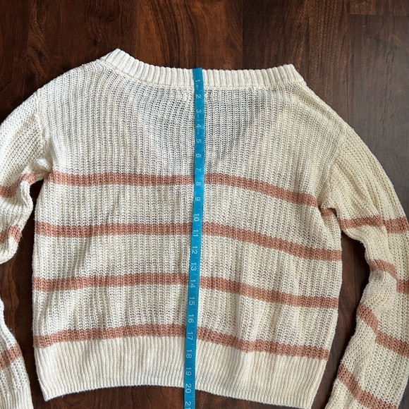 Faherty Miramar V-Neck Sweater 
Coconut Cottage Stripe 
Size XS 
Linen Blend - Picture 7 of 9